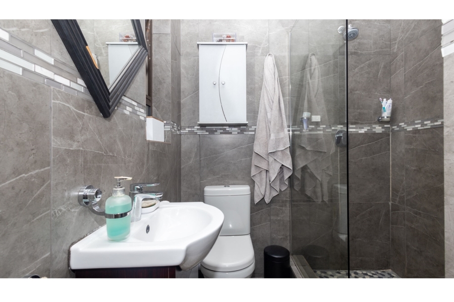 5 Bedroom Property for Sale in Avondale Western Cape